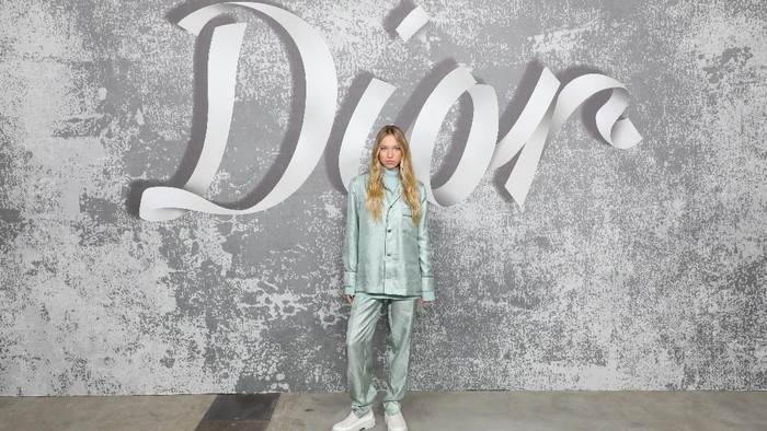 Model Lila Moss beri opsi baru untuk bergaya boyish yakni lewat padanan pyjamas set dan turtleneck. Foto: Dave Benett/Getty Images for Dior/David M. Benett