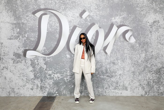 Gaya serba putih terlihat lebih on point berkat jaket bergaya militer dan kemeja warna ombre seperti ditampilkan Naomi Campbell. Foto: Dave Benett/Getty Images for Dior/David M. Benett