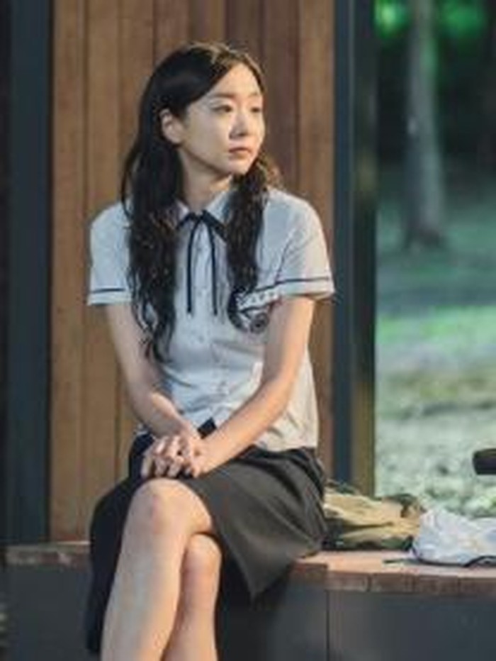 Pada drama Korea Our Beloved Summer, Kim Da Mi berperan sebagai Gook Yeon So, seorang PR sekaligus mantan kekasih dari Choi Woong (Choi Woo Shik). Drama yang sedang tayang ini juga tengah populer dan mendapatkan rating yang menjanjikan. Kamu sendiri sudah nonton belum, Beauties?/ foto: instagram.com/d_a___m_i