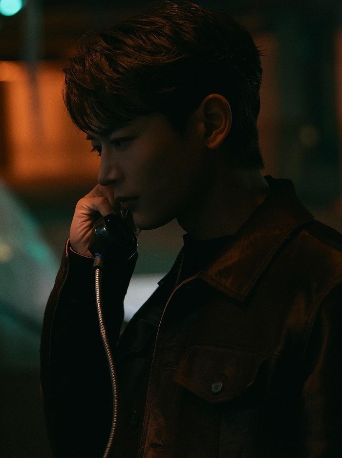 Pada foto-foto teaser tersebut, dapat dilihat kalau Minho sedang mengalami masa sulit dengan ekspresinya yang sendu, menggambarkan situasi 