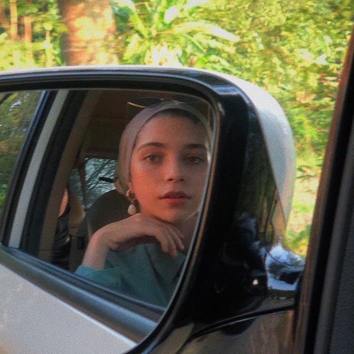 <p>Semenjak sang Bunda memutuskan untuk berhijab di tahun 2018 lalu, Isabel juga kerap mem-posting foto dengan mengenakan hijab, Bunda. Cantik banget, ya! (Foto: Instagram: @isabel.azhari)</p>