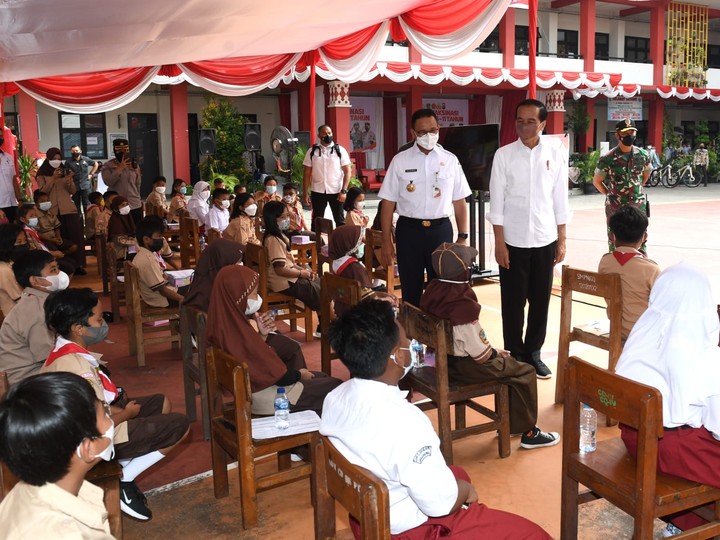 Presiden Jokowi Tinjau Vaksinasi Anak di Jakpus