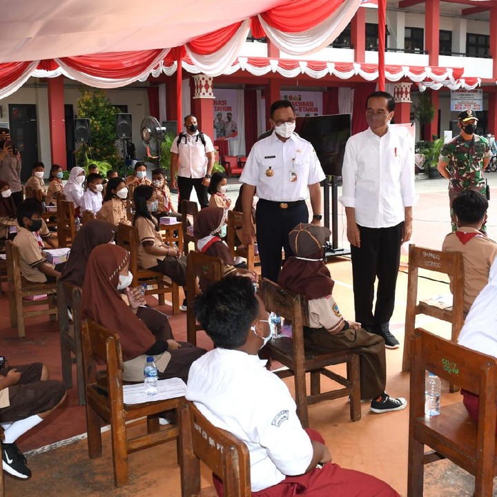 <p>Presiden Joko Widodo (Jokowi) meninjau vaksinasi COVID-19 untuk anak usia 6-11 tahun di Kompleks SDN Cideng, Gambir, Jakarta Pusat, Rabu (15/12/2021). (Foto: Biro Pers Sekretariat Presiden)</p>