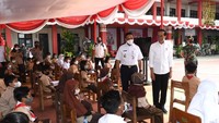 <p>Presiden Joko Widodo (Jokowi) meninjau vaksinasi COVID-19 untuk anak usia 6-11 tahun di Kompleks SDN Cideng, Gambir, Jakarta Pusat, Rabu (15/12/2021). (Foto: Biro Pers Sekretariat Presiden)</p>