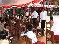 Bareng Anies-Nadiem, Jokowi Tinjau Vaksinasi Anak Usia 6-11 Tahun di Jakpus