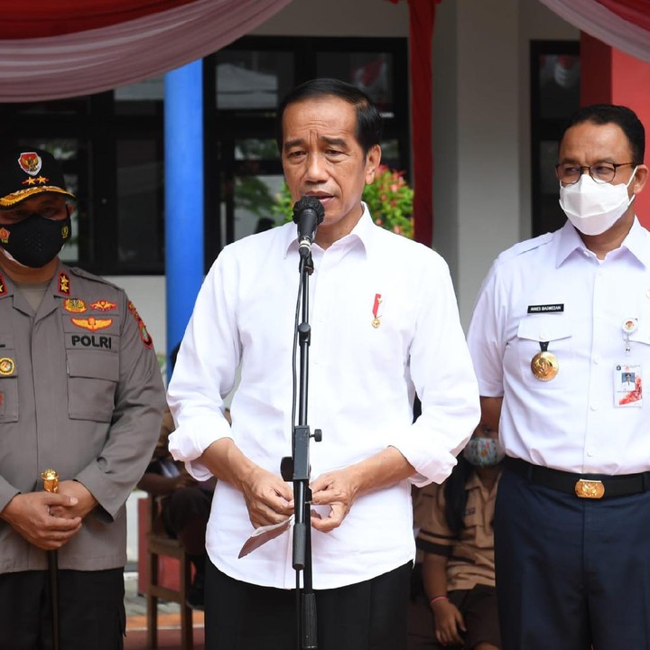 <p>Presiden Jokowi datang didampingi Gubernur DKI Jakarta Anies Baswedan, Wakil Menteri Kesehatan Dante Saksono Harbuwono, dan Mendikbud-Ristek Nadiem Makarim. (Foto: Biro Pers Sekretariat Presiden)</p>
