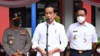 <p>Presiden Jokowi datang didampingi Gubernur DKI Jakarta Anies Baswedan, Wakil Menteri Kesehatan Dante Saksono Harbuwono, dan Mendikbud-Ristek Nadiem Makarim. (Foto: Biro Pers Sekretariat Presiden)</p>