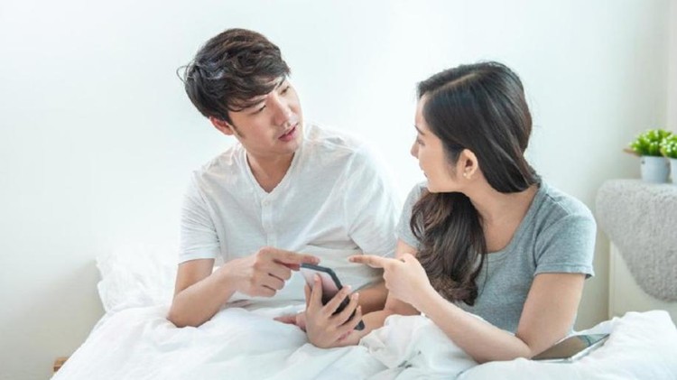 Komunikasi menjadi langkah penting dalam menjaga keharmonisan rumah tangga. Salah satunya dengan menerapkan pola asertif agar suami lebih peka.