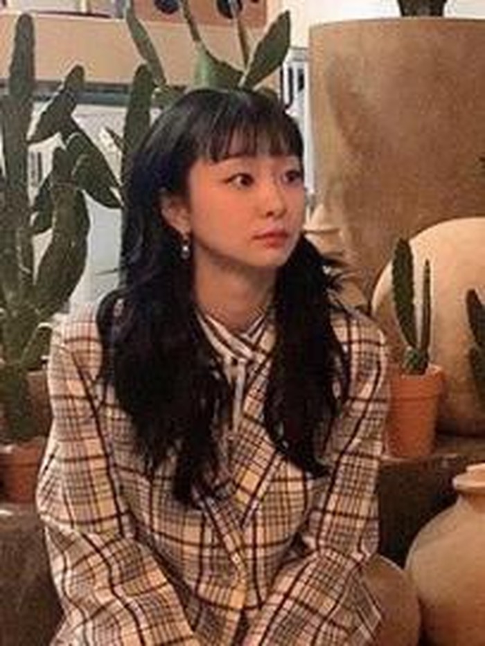 Sejak kecil, Kim Da Mi bercita-cita ingin menjadi seorang aktris. Untuk mewujudkan mimpinya, Kim Da Mi pun melanjutkan pendidikan ke Universitas Nasional Incheon dengan mengambil jurusan Seni Pertunjukan./ foto: instagram.com/d_a___m_i