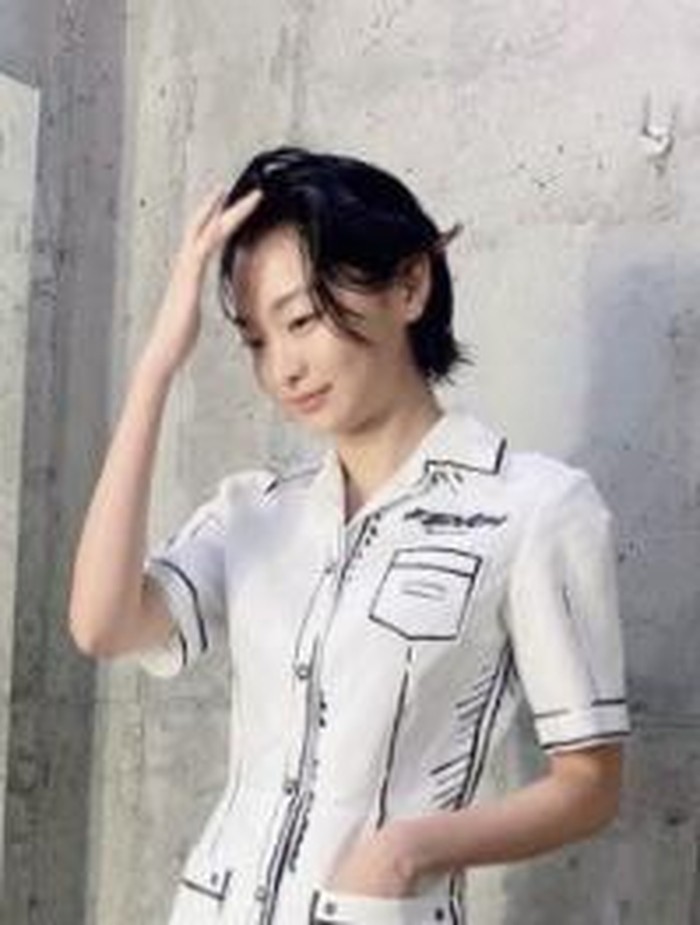 Setelah Itaewon Class usai, nama Kim Da Mi semakin meroket. Ia juga aktif menjadi model hingga bekerja sama dengan beberapa majalah dan brand kosmetik terkenal, lho./ foto: instagram.com/d_a___m_i