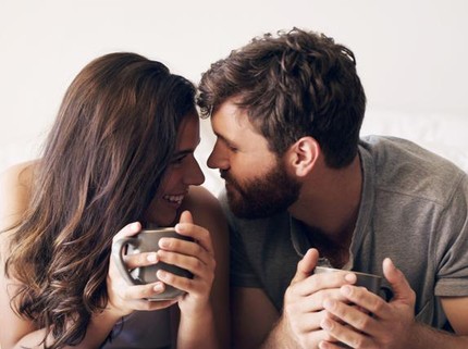 Pagi atau Malam Hari, Mana Waktu Seks Favorit Pilihan Bunda & Suami?