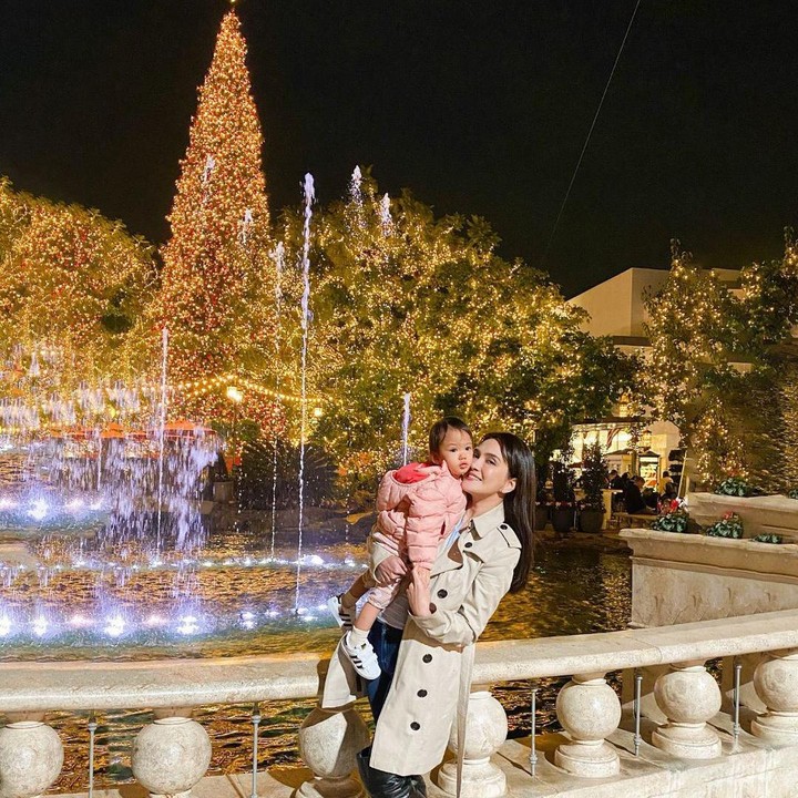 <p>Shandy Aulia dan David Herbowo sengaja memilih momen akhir tahun untuk berlibur di Amerika Serikat sambil menikmati suasana Natal di sana. Semoga keluarga Shandy Aulia selalu bahagia ya! (Foto: Instagram @shandyaulia)</p>