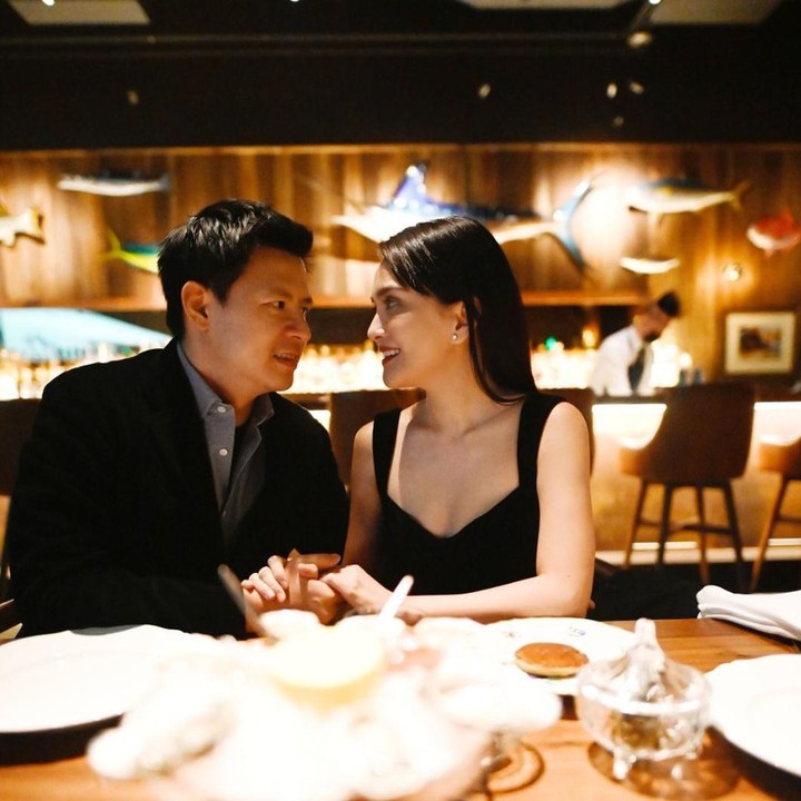 <p>Shandy Aulia mengunggah potret romantis bersama David Herbowo untuk yang pertama kalinya sejak digosipkan bercerai. Keduanya terlihat saling berbagi tatapan mesra bak di drama Korea. Dalam unggahannya, Shandy Aulia juga menyebutkan soal kehendak Tuhan yang mampu menyembuhkan suatu pernikahan. (Foto: Instagram @shandyaulia)</p>
