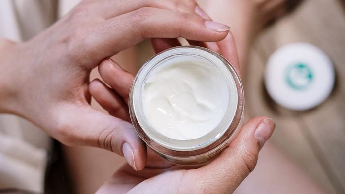 Sama-sama Melembabkan, Kenali Perbedaan Skincare Losion dan Krim, Mana yang Cocok untukmu? Sama-sama Melembabkan, Kenali Perbedaan Skincare Losion dan Krim, Mana yang Cocok untukmu?