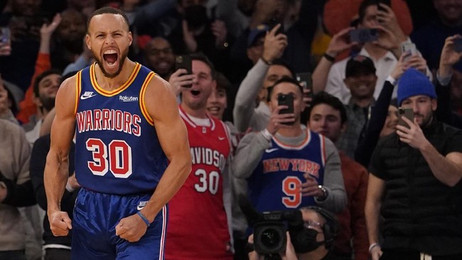 Bintang Golden State Warriors, Stephen Curry, resmi jadi raja three point NBA setelah sukses melewati rekor legenda Boston Celtics, Ray Allen.