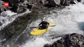 VIDEO: 4 Atlet Kayak Taklukkan Derasnya Aliran Sungai Islandia