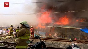VIDEO: 25 Rumah Di Kramat Pulo Terbakar, Perjalanan KRL Terganggu