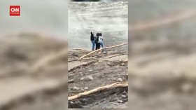 VIDEO: Petugas Gabungan Larang Warga Datangi Lokasi Bencana