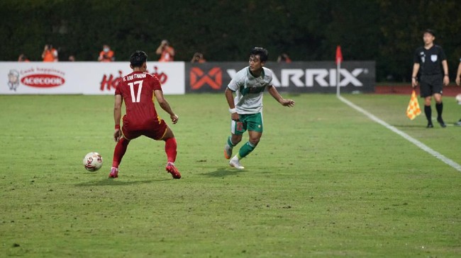 Pelatih Timnas Indonesia, Shin Tae Yong membeberkan alasan memainkan tiga bek saat bermain imbang 0-0 melawan Vietnamdi Piala AFF 2020 (2021).