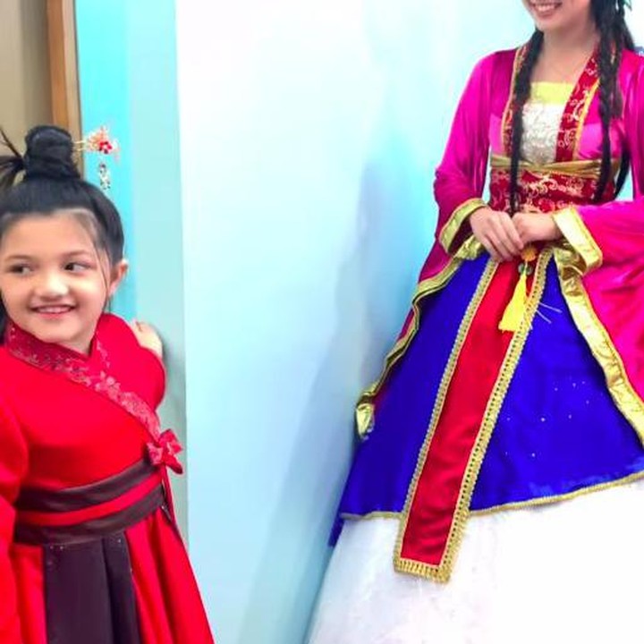 <p>Ashanty memberi kejutan pada Arsy dengan mendatangkan orang-orang yang cosplay Putri Mulan dan Li Shang. Arsy sampai tersipu malu ketika bertemu 'Mulan', Bun. (Foto: Instagram @hoc.costumes)</p>
