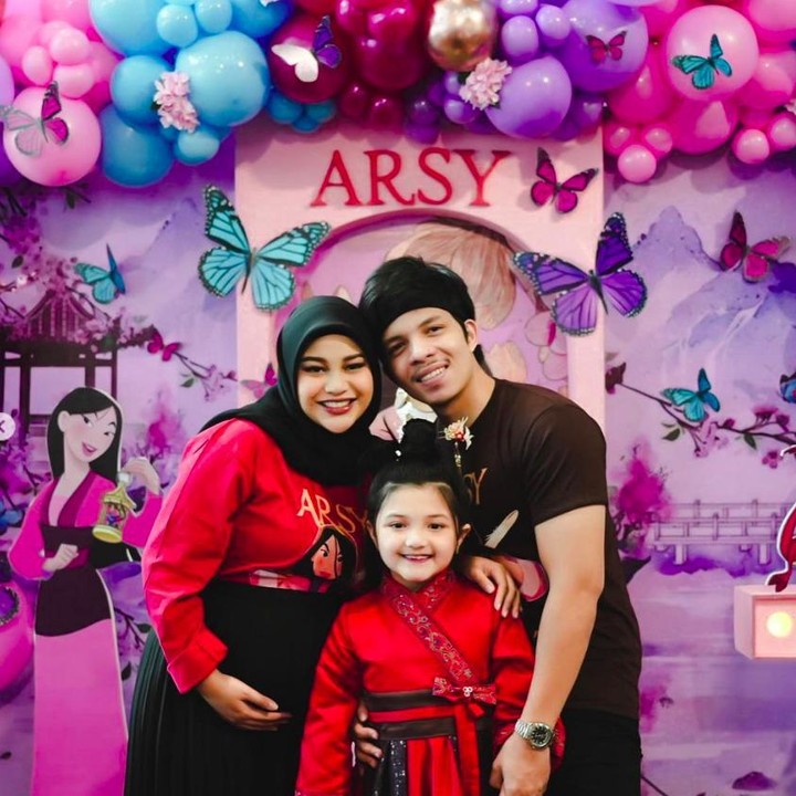 <p>Bagian yang menggemaskan, pesta ulang tahun Arsy bertema film Mulan, Bunda. Arsy tampaknya menyukai karakter putri Disney yang tangguh satu ini. (Foto: Instagram @attahalilintar)</p>