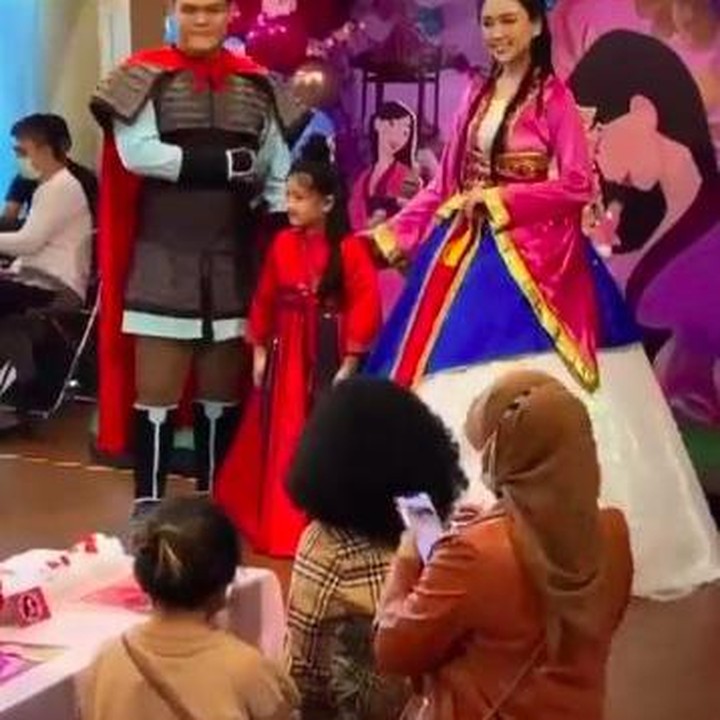<p>Putri Ashanty dan Anang Hermansyah, Arsy Hermansyah, baru-baru ini merayakan ulang tahunnya ke-7, Bunda. Keluarga A6 merayakan pestanya di luar rumah dan mengundang keluarga serta teman-teman Arsy. (Foto: Instagram Stories Arsy Hermansyah)</p>