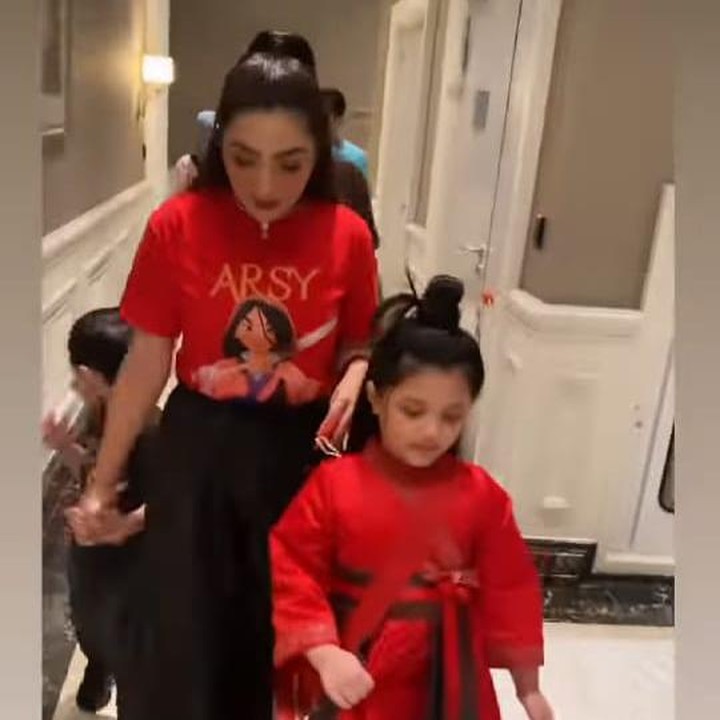 <p>Bertema film Mulan, Arsy mengenakan kostum berwarna merah seperti pendekar China. Rambutnya ditata seperti Mulan. (Foto: Instagram Stories Ashanty)</p>