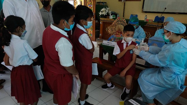 Gubernur Jatim Khofifah mengatakan vaksinasi Covid-19 keapda anak usia 6-11 tahun ini juga untuk mempersiapkan belajar tatap muka di seluruh sekolah.