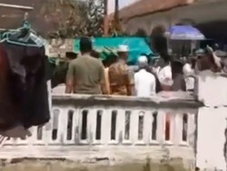 Sebuah Video Warga Gotong Keranda Mayat Sambil Lari Viral