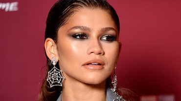 Benarkah Zendaya Dilarang Masuk Restoran Italia gegara Pakai Baju Terbuka?