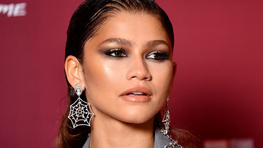 LONDON, ENGLAND - DECEMBER 05:  Zendaya attends a photocall for 