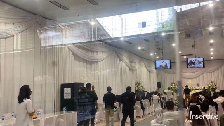 Asep Yusman, ayah Gaga Muhammad mendatangi rumah duka didampingi pengacara dan teman-temannya. Yuk intip!