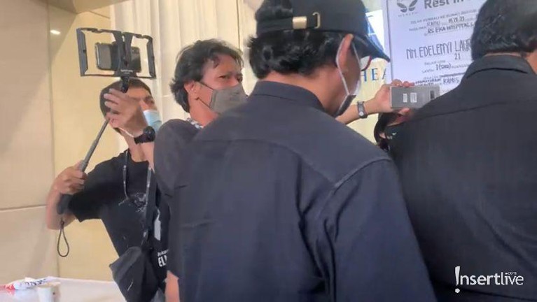 6 Penampakan Ayah Gaga Muhammad Datangi Rumah Duka Laura Anna Asep Yusman, ayah Gaga Muhammad mendatangi rumah duka didampingi pengacara dan teman-temannya. Yuk intip!
