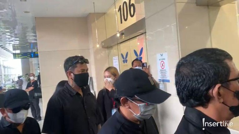 6 Penampakan Ayah Gaga Muhammad Datangi Rumah Duka Laura Anna Asep Yusman, ayah Gaga Muhammad mendatangi rumah duka didampingi pengacara dan teman-temannya. Yuk intip!