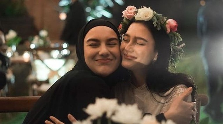 7 Momen Haru Aditya Zoni Lamar Kekasih Bule Selebgram Malaysia Kabar bahagia datang dari adik Ammar Zoni baru saja lamar kekasih bulenya, Yasmine Ow selebgram Malaysia. Yuk intip!