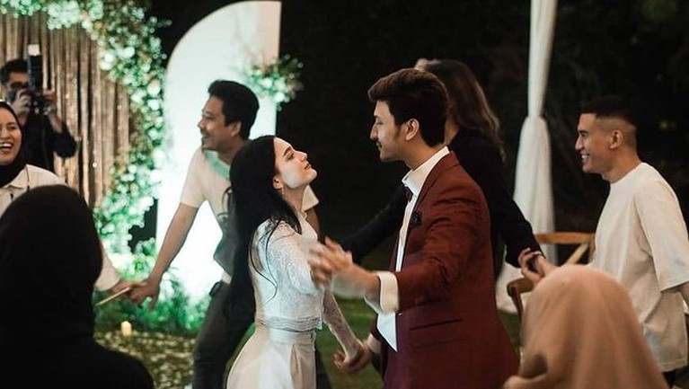 7 Momen Haru Aditya Zoni Lamar Kekasih Bule Selebgram Malaysia Kabar bahagia datang dari adik Ammar Zoni baru saja lamar kekasih bulenya, Yasmine Ow selebgram Malaysia. Yuk intip!
