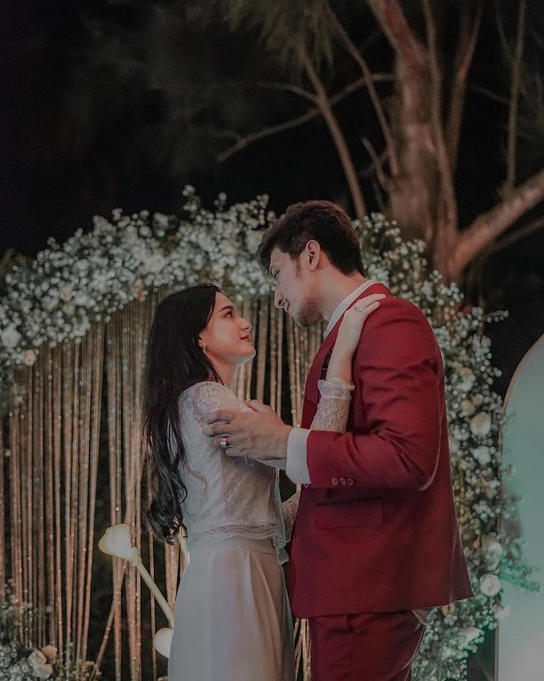 7 Momen Haru Aditya Zoni Lamar Kekasih Bule Selebgram Malaysia Kabar bahagia datang dari adik Ammar Zoni baru saja lamar kekasih bulenya, Yasmine Ow selebgram Malaysia. Yuk intip!