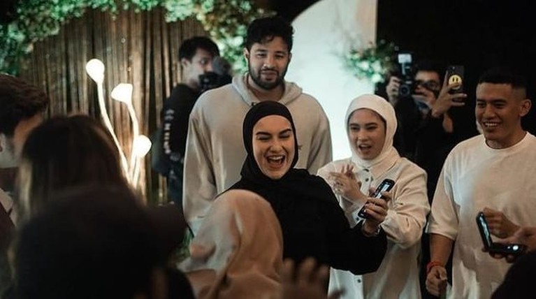 7 Momen Haru Aditya Zoni Lamar Kekasih Bule Selebgram Malaysia Kabar bahagia datang dari adik Ammar Zoni baru saja lamar kekasih bulenya, Yasmine Ow selebgram Malaysia. Yuk intip!