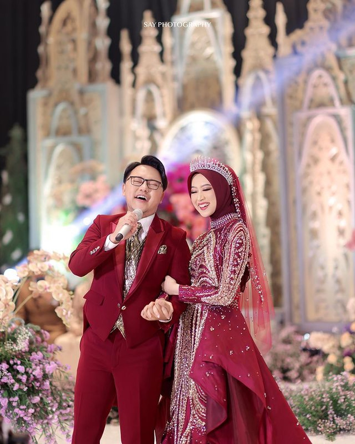 Setelah menggelar akad dan resepsi di Yogyakarta&comma; Danang pun gelar acara ngunduh mantu di Banyuwangi&period; Yuk intip&excl;