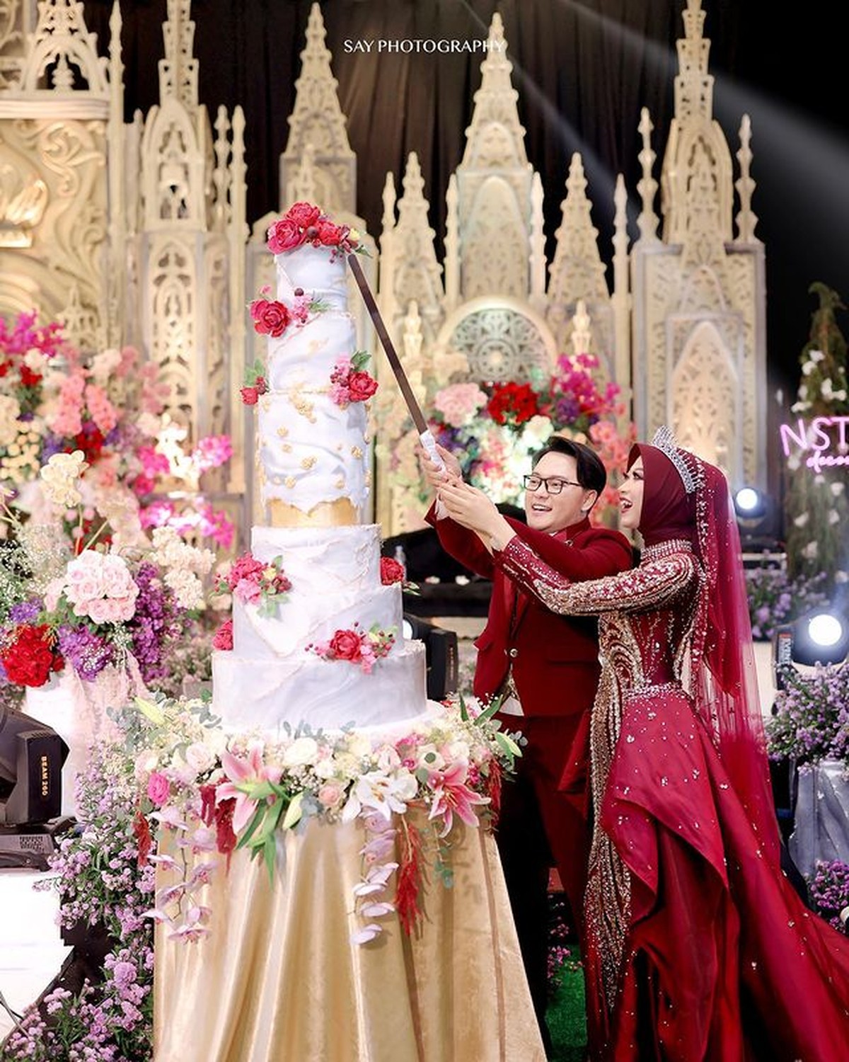 Setelah menggelar akad dan resepsi di Yogyakarta&comma; Danang pun gelar acara ngunduh mantu di Banyuwangi&period; Yuk intip&excl;