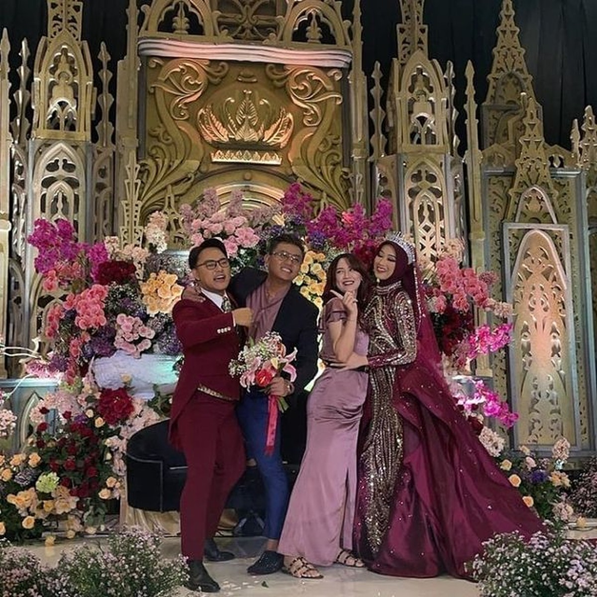 Setelah menggelar akad dan resepsi di Yogyakarta&comma; Danang pun gelar acara ngunduh mantu di Banyuwangi&period; Yuk intip&excl;