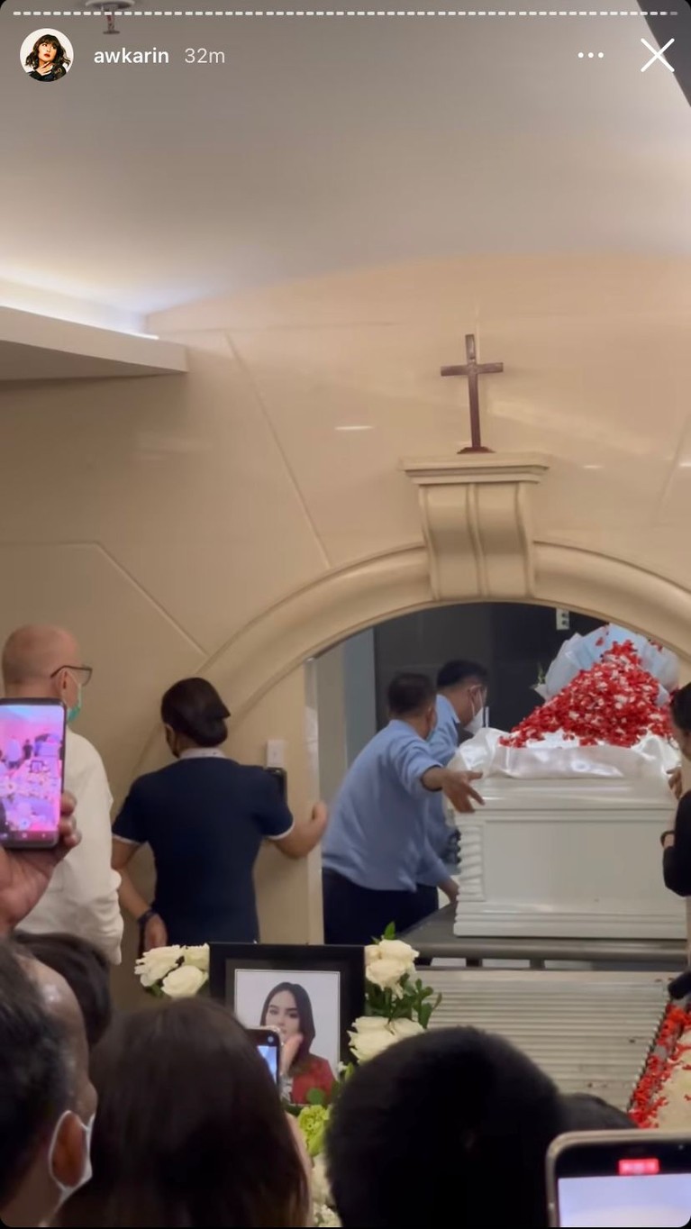 7 Prosesi Kremasi Laura Anna Pakai Pedang Pora Diiringi Isak Tangis Jenazah Laura Anna dikremasi hari ini Kamis (16/12) di rumah duka Grand Heaven, Pluit, Jakarta Utara. Yuk intip prosesinya!