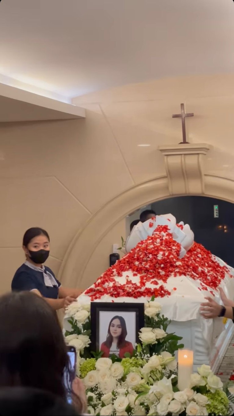 7 Prosesi Kremasi Laura Anna Pakai Pedang Pora Diiringi Isak Tangis Jenazah Laura Anna dikremasi hari ini Kamis (16/12) di rumah duka Grand Heaven, Pluit, Jakarta Utara. Yuk intip prosesinya!