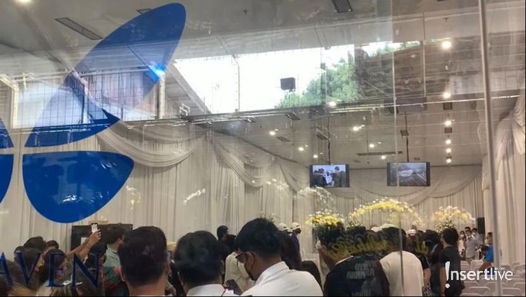 7 Prosesi Kremasi Laura Anna Pakai Pedang Pora Diiringi Isak Tangis Jenazah Laura Anna dikremasi hari ini Kamis (16/12) di rumah duka Grand Heaven, Pluit, Jakarta Utara. Yuk intip prosesinya!