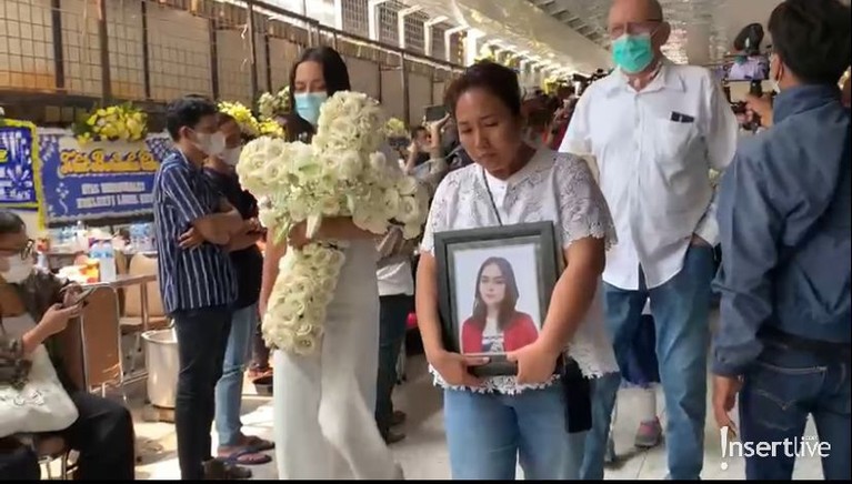 7 Prosesi Kremasi Laura Anna Pakai Pedang Pora Diiringi Isak Tangis Jenazah Laura Anna dikremasi hari ini Kamis (16/12) di rumah duka Grand Heaven, Pluit, Jakarta Utara. Yuk intip prosesinya!