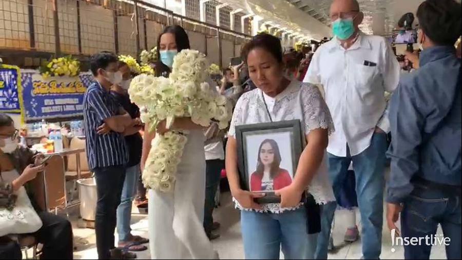 Jenazah Laura Anna dikremasi hari ini Kamis (16/12) di rumah duka Grand Heaven, Pluit, Jakarta Utara. Yuk intip prosesinya!