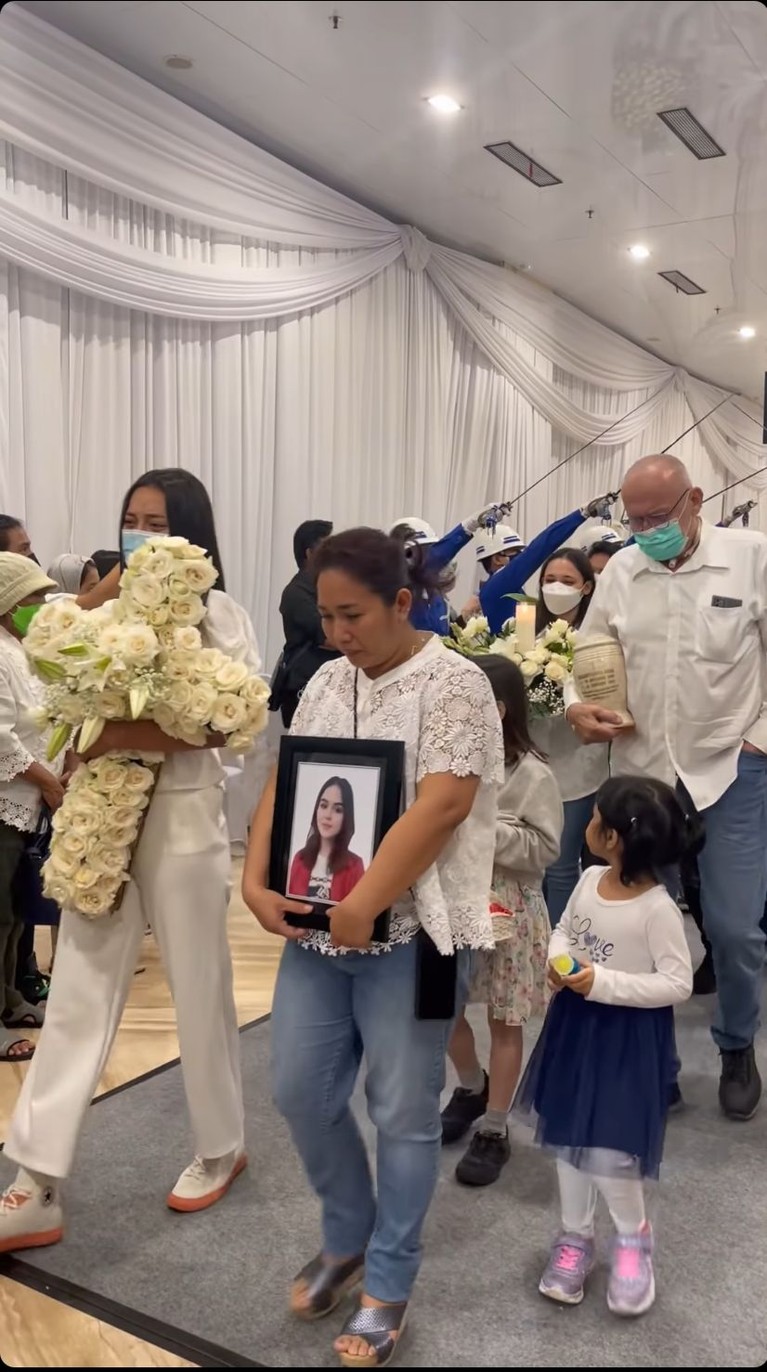 7 Prosesi Kremasi Laura Anna Pakai Pedang Pora Diiringi Isak Tangis Jenazah Laura Anna dikremasi hari ini Kamis (16/12) di rumah duka Grand Heaven, Pluit, Jakarta Utara. Yuk intip prosesinya!