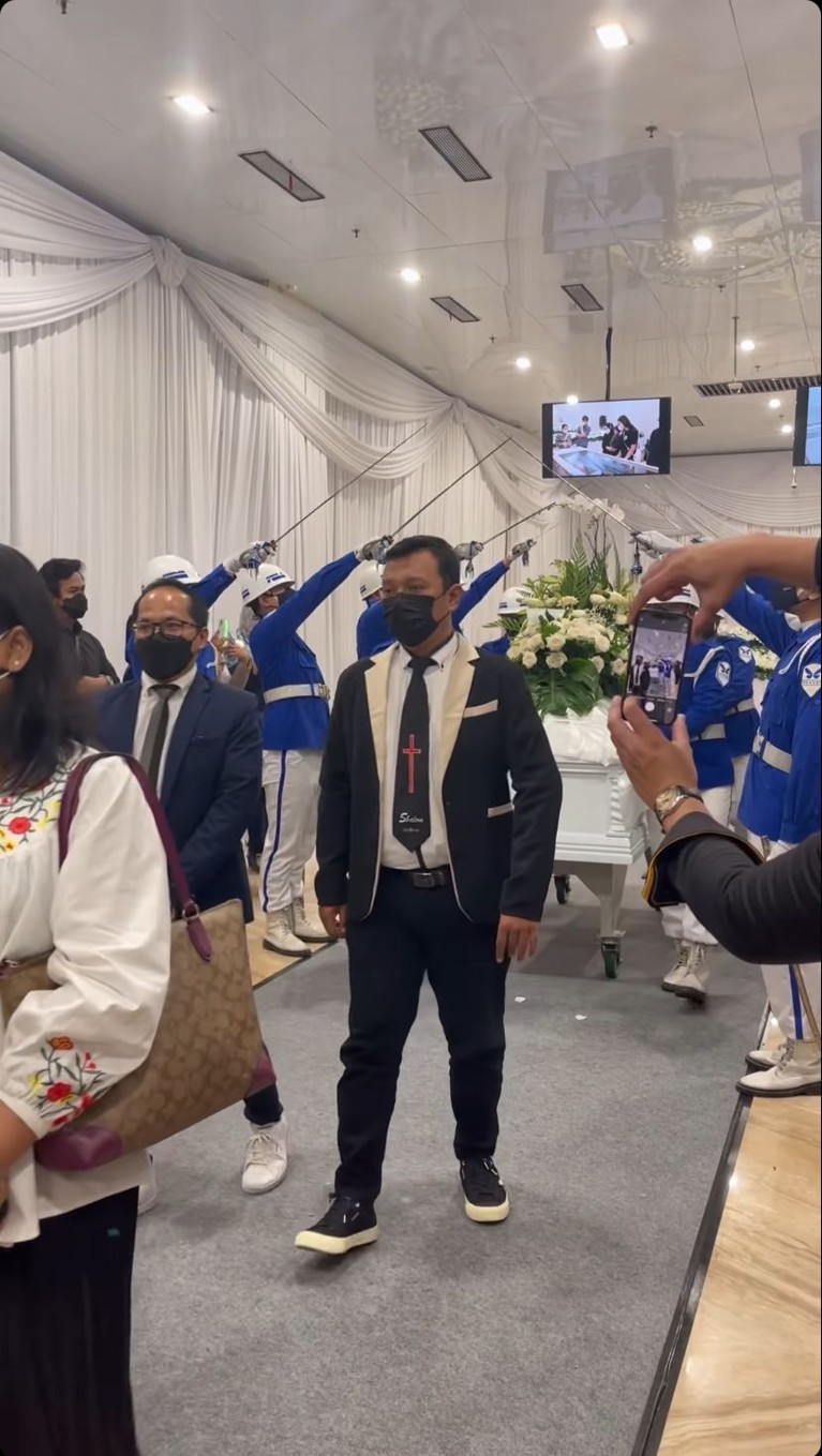 7 Prosesi Kremasi Laura Anna Pakai Pedang Pora Diiringi Isak Tangis Jenazah Laura Anna dikremasi hari ini Kamis (16/12) di rumah duka Grand Heaven, Pluit, Jakarta Utara. Yuk intip prosesinya!
