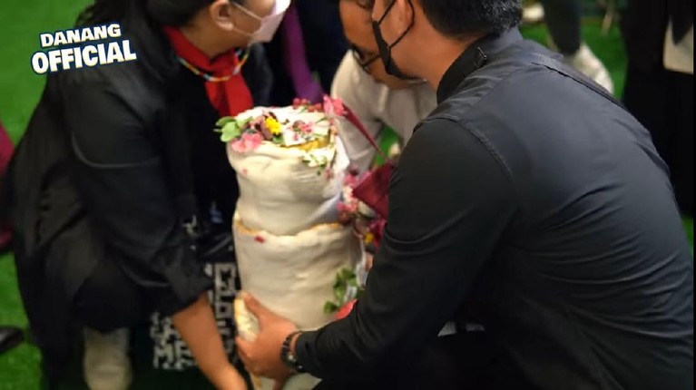 Danang DA dan Hemas Nura baru saja menggelar acara ngunduh mantu di Banyuwangi, namun ada insiden tak terduga. Yuk intip!