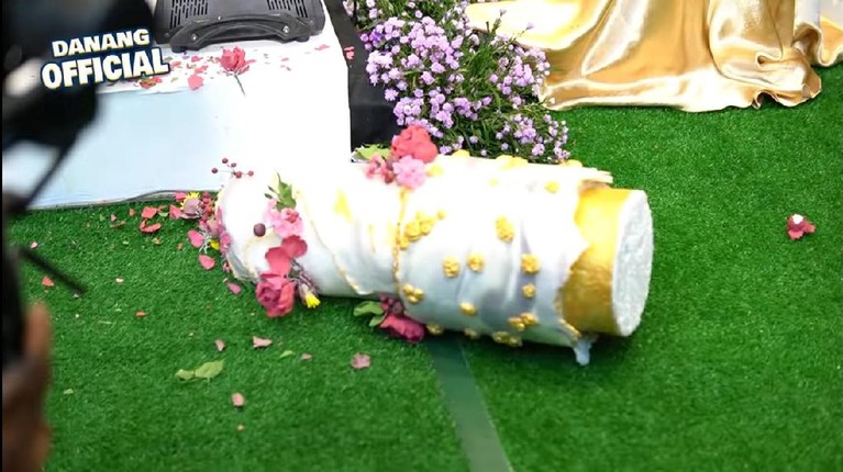 8 Momen Insiden Tak Terduga di Acara Ngunduh Mantu Danang DA & Hemas Nura Danang DA dan Hemas Nura baru saja menggelar acara ngunduh mantu di Banyuwangi, namun ada insiden tak terduga. Yuk intip!